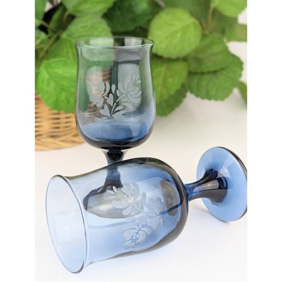 Pair of Blue Etched Wine Glasses Set of 2 Vtg Pfaltzgraff Yorktowne USA Stemware - Picture 5 of 7